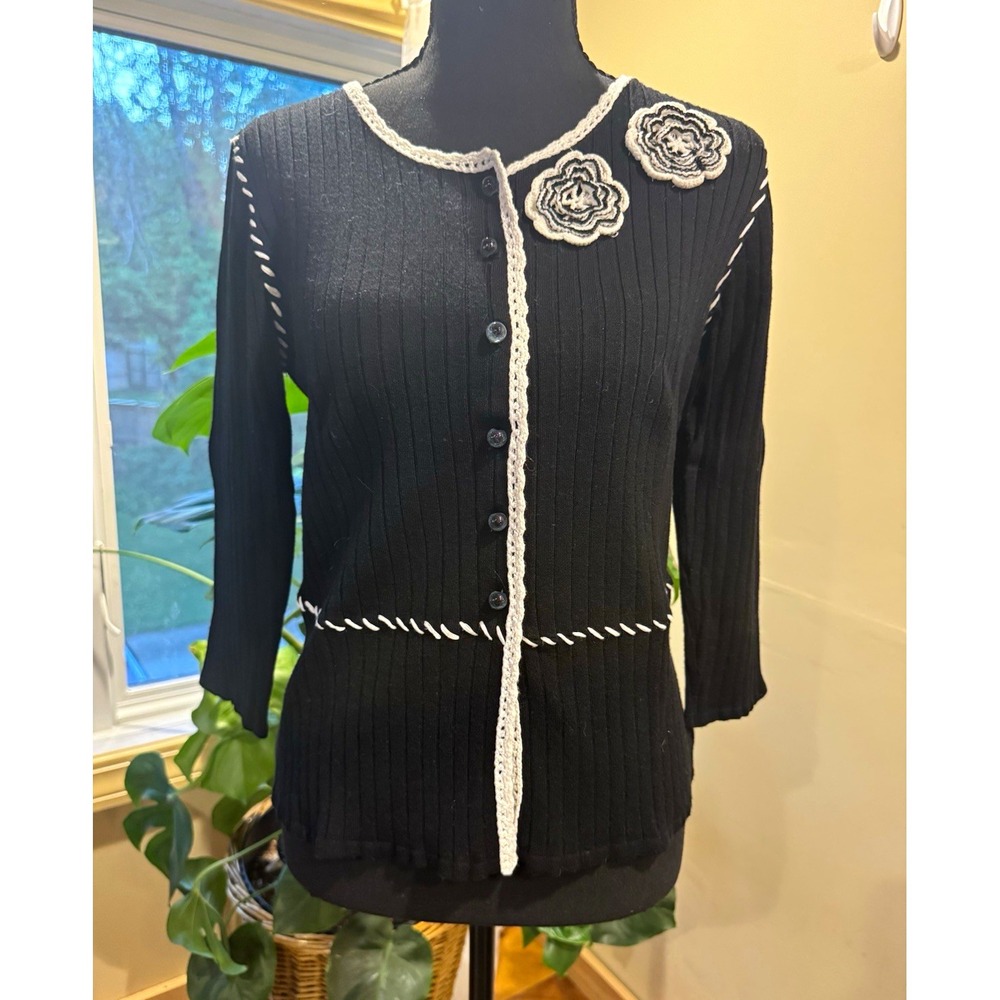 Black/White Rib-Knit Button-Front Crew Neck Cardigan Sweater Floral Applique M